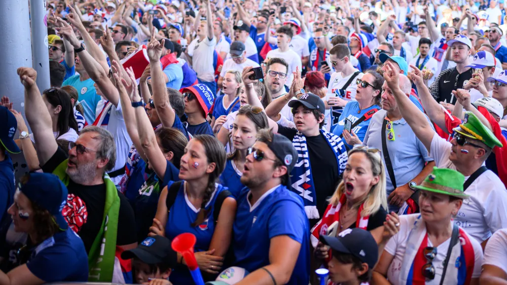 Nemcija, Koln.Navijasko vzdusje pred vecerno tekmo z Anglijo na evropskem nogometnem prvenstvu.Koncert skupine Siddharta.