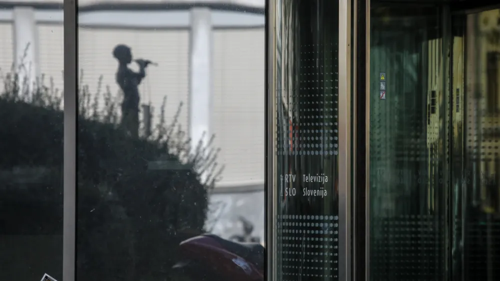 - simbolična fotografija - deček s pi&scaron;čalko &ndash; Pastirček - simbol RTV -  - 21.09.2022 - akcija v podporo novinarkam in novinarjem ter ostalim sodelavcem javne RTV Slovenije, ki jo je izvedel Mladi forum Socialnih demokratov,  //FOTO: Luka Cjuha