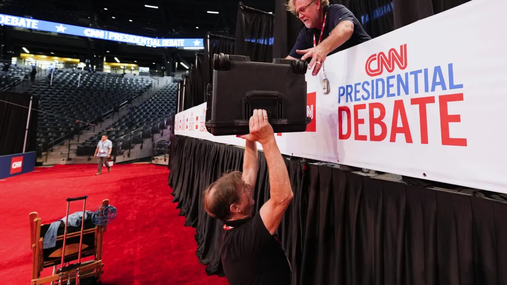 Priprave na soočenje v studiu televizije CNN so bile včeraj v polnem teku. Voditelja bosta Jake Tapper in Dana Bash. V Trumpovem taboru niso povsem zadovoljni in trdijo, da sta naklonjena Bidnu.&nbsp;