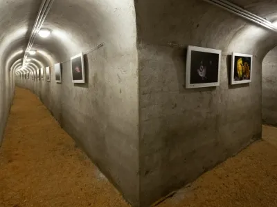 Razstava je na ogled v voja&scaron;kih rovih, ki so jih uredili in osvetlili na polotoku Gatula. F TZ Splitsko-dalmatinske županije