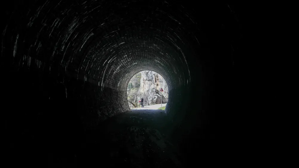 - simbolična fotografija, psihologija- 10.04.2023 &ndash;Tuneli na pohodno kolesarski poti v dolini Glin&scaron;čice ve Italiji. //FOTO: Bojan Velikonja