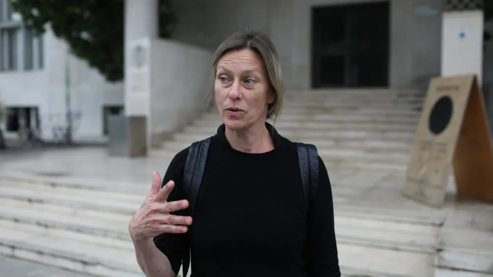 Ur&scaron;ka Jurman

Tivoli ni primerna lokacija za tak&scaron;en dogodek. Zavod RS za varstvo narave je izdal strokovno mnenje, s katerim je že ocenil, da bo &scaron;koda prevelika. Park pa že brez množičnih prireditev postaja preobremenjen, zato moramo nekako spremeniti način rabe. Prvotni namen tak&scaron;nih prostorov bi namreč morale biti prostočasne aktivnosti in spontana raba, ki pa se je v prestolnici razvila &scaron;ele skozi čas. Priprava na koncert bi omejila vsakodnevno izku&scaron;njo ljudi, ki park uporabljajo za regeneracijo in stik z naravo.