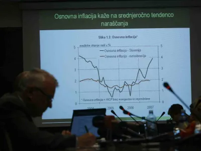 - Svet Banke Slovenije (BS) - - poročilo o cenovni stabilnosti - osnovna inflacija kaže na srednjeročno tendenco nara&scaron;čanja - - obravnavali gospodarska in finančna gibanja v letu 2007 ter sprejeli poročilo o cenovni stabilnosti. - - svet ugotavlja, da je rast inflacije poleg rasti cene hrane in naftnih derivatov posledica tudi notranjih dejavnikov, pregretosti nekaterih sektorjev gospodarstva, pa tudi nekonkurenčnega okolja nekaterih panog, v katerih lahko ponudniki zvi&scaron;ujejo ceno//FOTO: Matej Pov&scaron;e   OPOMBA: ZA OBJAVO V ČASOPISU DNEVNIK