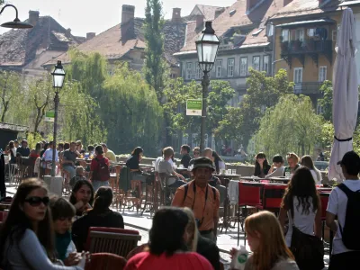 gostinski vrt - Cankarjevo nabrežje - vremenska slika 5.10.2011 - visoke jesenske temperature meseca oktobra v Ljubljani - 24&deg;C//FOTO: Luka Cjuha
