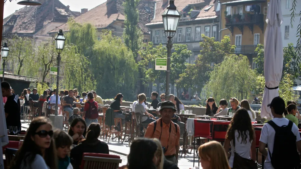 gostinski vrt - Cankarjevo nabrežje - vremenska slika 5.10.2011 - visoke jesenske temperature meseca oktobra v Ljubljani - 24&deg;C//FOTO: Luka Cjuha