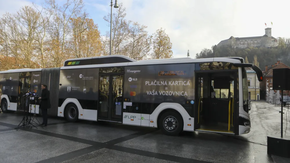 - ljubljanski mestni avtobus -- 29.11.2023 &ndash; Ljubljanski potni&scaron;ki promet (LPP) - predstavitev nove digitalne re&scaron;itve - plačevanje avtobusnih vozovnic s plačilnimi karticami na mestnih in medkrajevnih linijah - //FOTO: Luka Cjuha