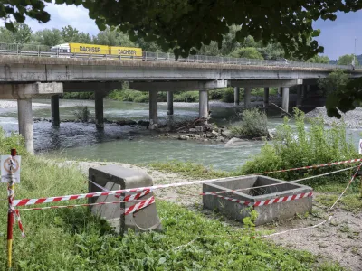Ob lanskih poplavah je bila po&scaron;kodovana brežina Save v bližini avtocestnega mosta pri Tacnu. F Jaka Gasar