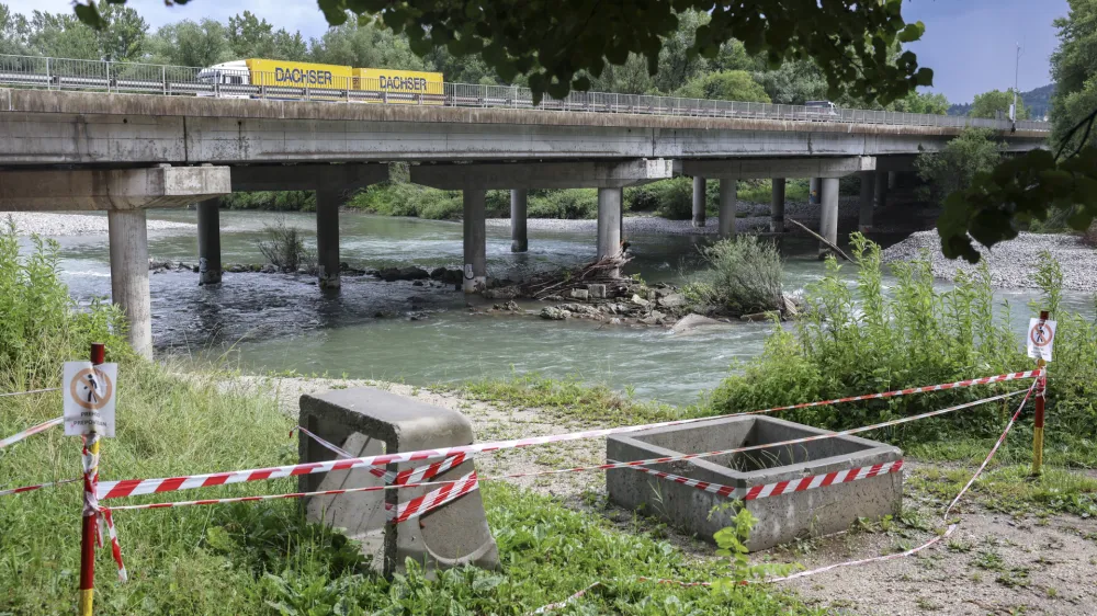 Ob lanskih poplavah je bila po&scaron;kodovana brežina Save v bližini avtocestnega mosta pri Tacnu. F Jaka Gasar