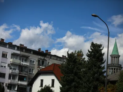 Cerkveni zvonovi v zakonodaji niso opredeljeni kot hrup. Na ljubljanski občini pri tem pojasnjujejo, da po dostopnih meritvah glasnost zvonov ne presega mejnih vrednosti.