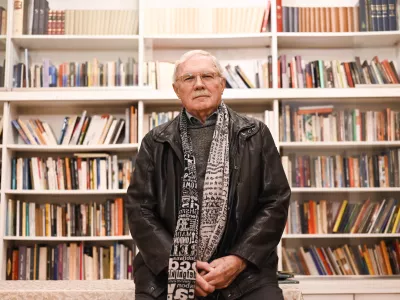 21.11.2022 &ndash; Slavko Pregl, mladinski pisatelj, pripovednik, basnopisec, založnik in urednik //FOTO: Nik Erik NeubauerOPOMBA: DNEVNIKOV OBJEKTIV &ndash; INTERVJU 2022