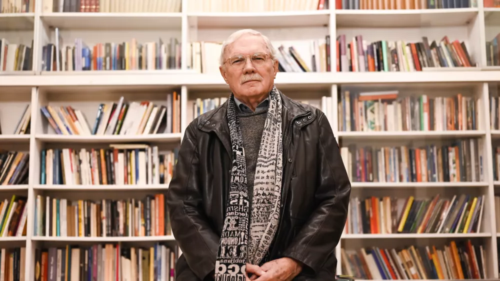 21.11.2022 &ndash; Slavko Pregl, mladinski pisatelj, pripovednik, basnopisec, založnik in urednik //FOTO: Nik Erik NeubauerOPOMBA: DNEVNIKOV OBJEKTIV &ndash; INTERVJU 2022