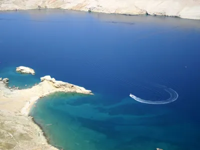 Hrva&scaron;ka, panoramski pogled na otok Pag
