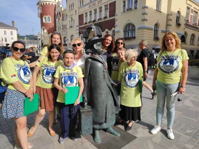 Dru&scaron;tvo Kredarica iz Novega Sada je prvo slovensko dru&scaron;tvo, ki je v Srbiji nastalo po osamosvojitvi, leta 1997. Člane sloven&scaron;čino poučuje Brežičanka Rut Zlobec.
&nbsp;