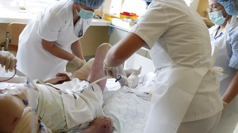 - medicinske sestre - zdravstvo - zdravstvena nega - opeklina - opekline - Klinični oddelek za plastično, rekonstrukcijsko, estetsko kirurgijo in opekline - UKC Ljubljana //FOTO: Luka Cjuha