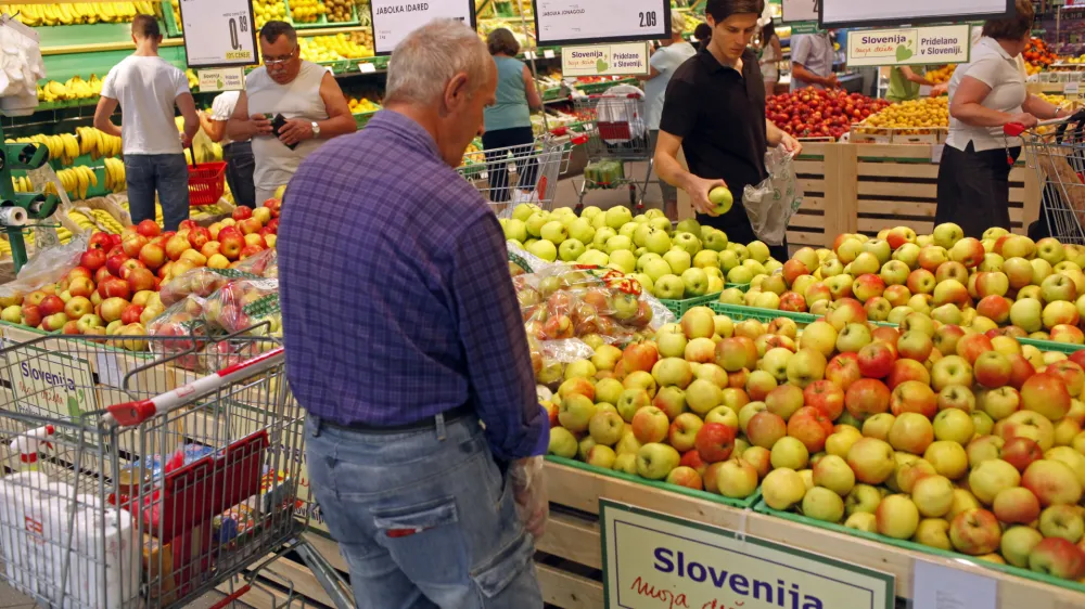 sadje, jabolka, kupci, potro&scaron;niki- BTC City park - trgovski center Interspar, oddelek sadja in zelenjave//FOTO: Jaka Gasar