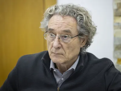 Ljubljana, Slovensko drustvo pedagogov.Novinarska konferenca Slovenskega drustva pedagogov, Zveze drustev pedagoskih delavcev Slovenije in oddelka za pedagogiko in andragogiko na Filozofski fakulteti Univerze v Ljubljani, na kateri so predstavili stalisca do predloga sklepa o nameri reorganizacije javnih vrtcev v Mestni obcini Ljubljana.Predsednik KSJS in glavni tajnik solskega sindikata SVIZ Branimir Strukelj.