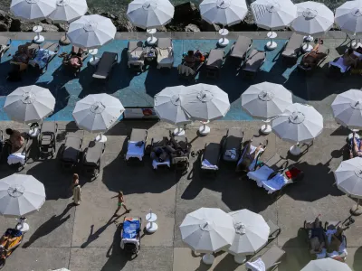 - Portorož - plaža - kopalci - ležalniki, senčniki  - 10.07.2017 &ndash; Poletje - reportaža na slovenski obali - poletno dopustovanje - turizem - obala  //FOTO: Jaka Gasar