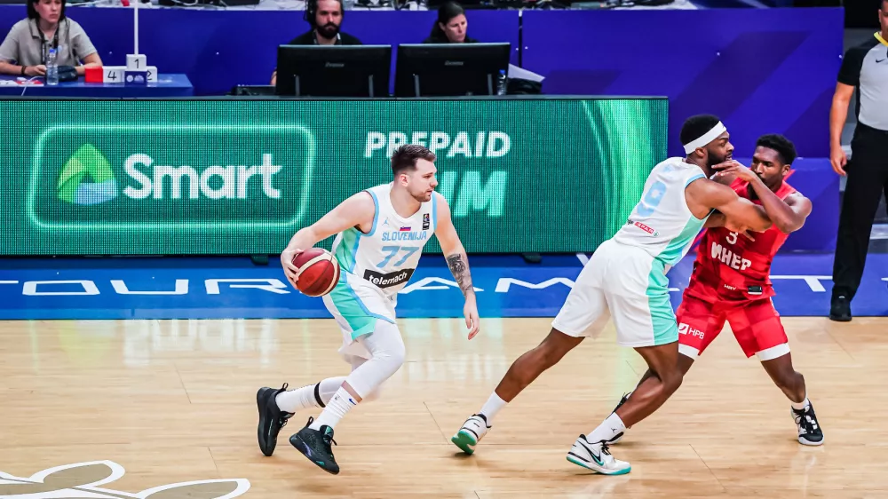 Luka Dončić (z žogo) je s 26 točkami ter po 11 asistencami in skoki pri&scaron;el do trojnega dvojčka, a je Hrva&scaron;ka razbila Slovenijo.&nbsp;