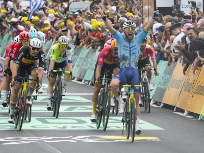 Prvi trenutek, ko se je Marko Cavendish (v modrem dresu) zavedal, da je spisal kolesarsko zgodovino.&nbsp;