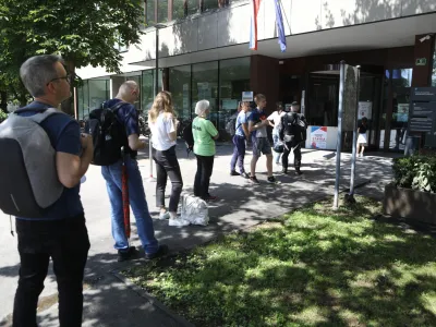 Kot kaže, prihodnji teden ne bo več dolgih vrst pred upravno enoto. Se bo pa verjetno &scaron;e vedno čakalo v notranjosti.&nbsp;