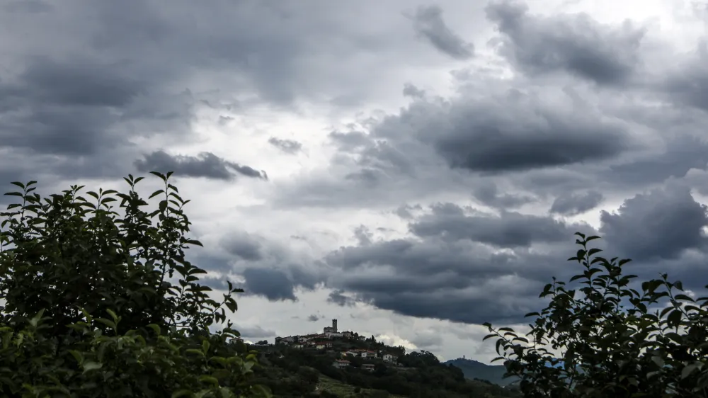 - simbolična fotografija - vremenska slika, neurje, nevihta, nevihtni oblaki, - 07.06.2022 &ndash; Gori&scaron;ka Brda &ndash; delovni naslov &raquo; Strah pred točo &laquo;  //FOTO: Luka CjuhaOPOMBA: REPORTAŽA ZA OBJEKTIV 2022