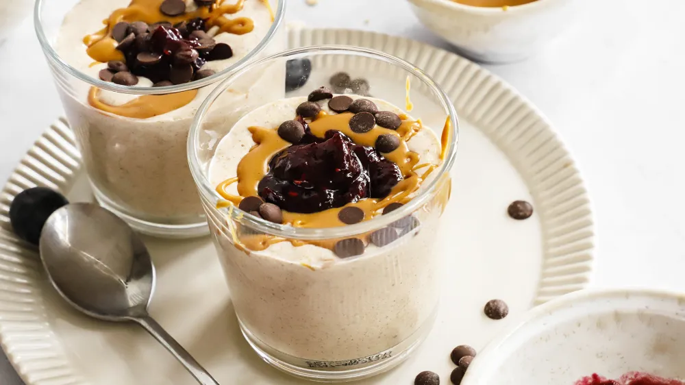 Zmiksani čeznočni ovseni kosmiči z marmelado in ara&scaron;idovim maslom. 