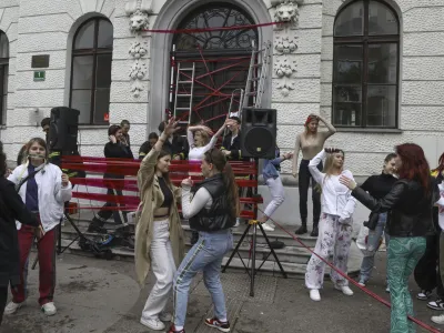  18.05.2023 - Gimnazija Poljane &ndash; veselje dijakov ob zaključku 2. ocenjevalnega obdobja in pouka za zaključne letnike v &scaron;olskem letu 2022/2023 &ndash; //FOTO: Luka Cjuha