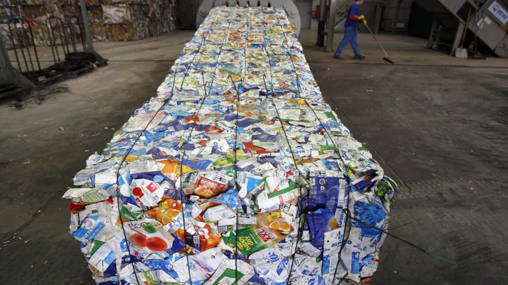 zbirnimi center odpadkov Bukovžlak - sortirana tetrapak embalaža -- RCERO Celje - Regionalni center za ravnanje z odpadki - sodoben regijski projekt, v katerega je vključeno 24 občin Savinjske regije, odlagali&scaron;če odpadkov - //FOTO: Luka Cjuha