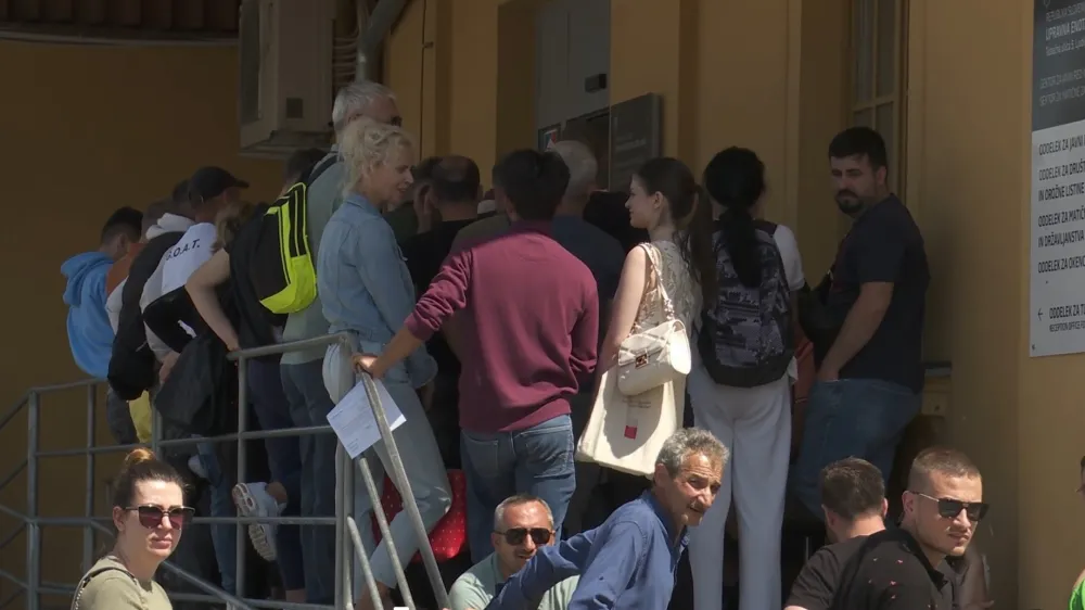 Ljubljana.Vrsta pred upravno enoto.Foto: zajem zaslonaArhiv STA