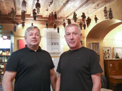 Mini teater sta leta 1999 ustanovila igralec, režiser in lutkar Robert Waltl (levo) ter režiser Ivica Buljan in ga razvila v tako imenovano raz&scaron;irjeno gledali&scaron;če.&nbsp;