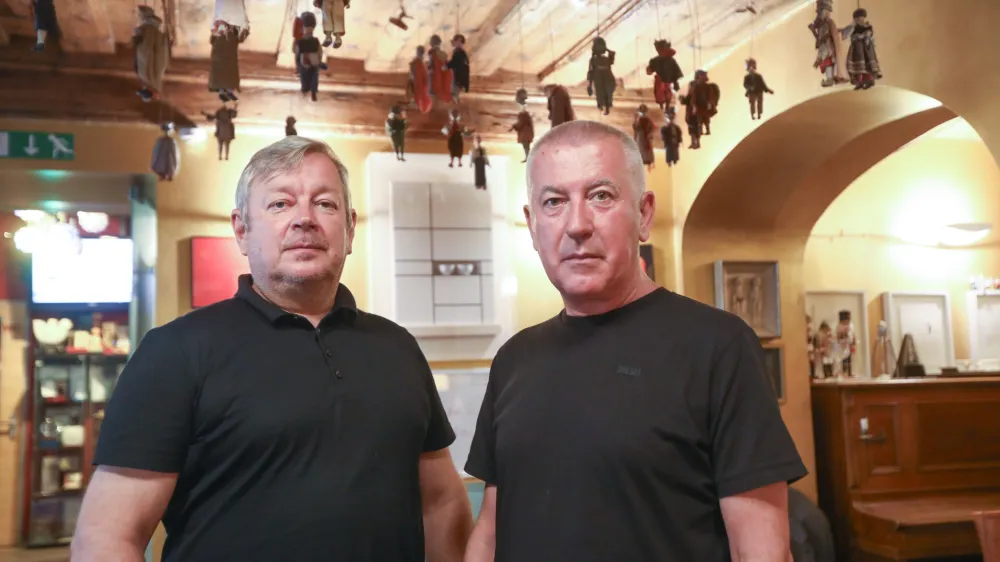 Mini teater sta leta 1999 ustanovila igralec, režiser in lutkar Robert Waltl (levo) ter režiser Ivica Buljan in ga razvila v tako imenovano raz&scaron;irjeno gledali&scaron;če.&nbsp;