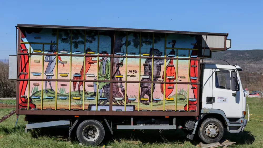 - 27.03.2017 - Čebelarstvo Atel&scaron;ek, Povir 52A, Sežana - čebelnjak - čebele - panj-     //FOTO: Luka Cjuha / Foto: Luka Cjuha