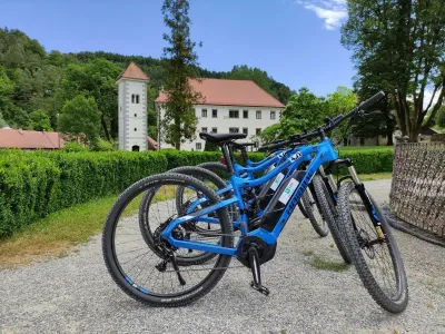 Na avtobusni postaji si lahko izposodite tudi električno kolo.