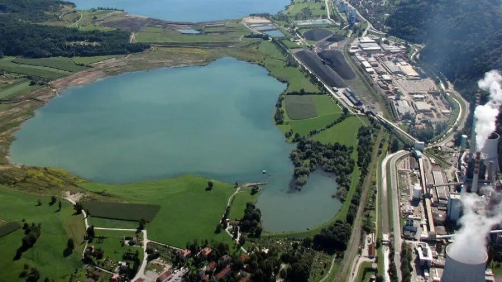 Na Družmirskem jezeru v občini &Scaron;o&scaron;tanj HSE načrtuje projekt prve plavajoče sončne elektrarne pri nas.