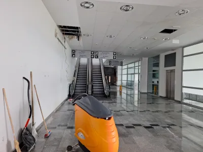 Zaposleni na mariborskem letali&scaron;ču zbirajo deževnico z vedri, samokolnicami, z vsemi mogočimi posodami. Razmočena tla čistijo s sposojenimi vodnimi sesalniki. Sizifovo delo.