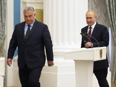 Ruski predsednik Vladimir Putin in madžarski premier Viktor Orban sta razpravljala o predlogih za prekinitev spopadov v Ukrajini.&nbsp;