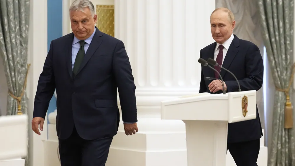 Ruski predsednik Vladimir Putin in madžarski premier Viktor Orban sta razpravljala o predlogih za prekinitev spopadov v Ukrajini.&nbsp;