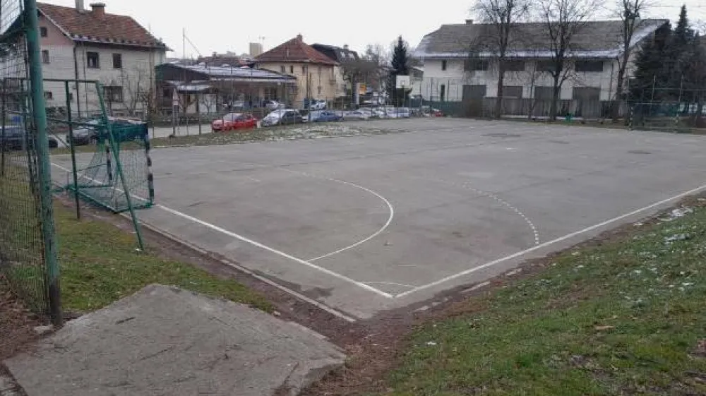 Začeli bodo s prenovo &scaron;portnega igri&scaron;ča Brilejeva 11 ob Vodnikovi cesti v Dravljah. F MOL