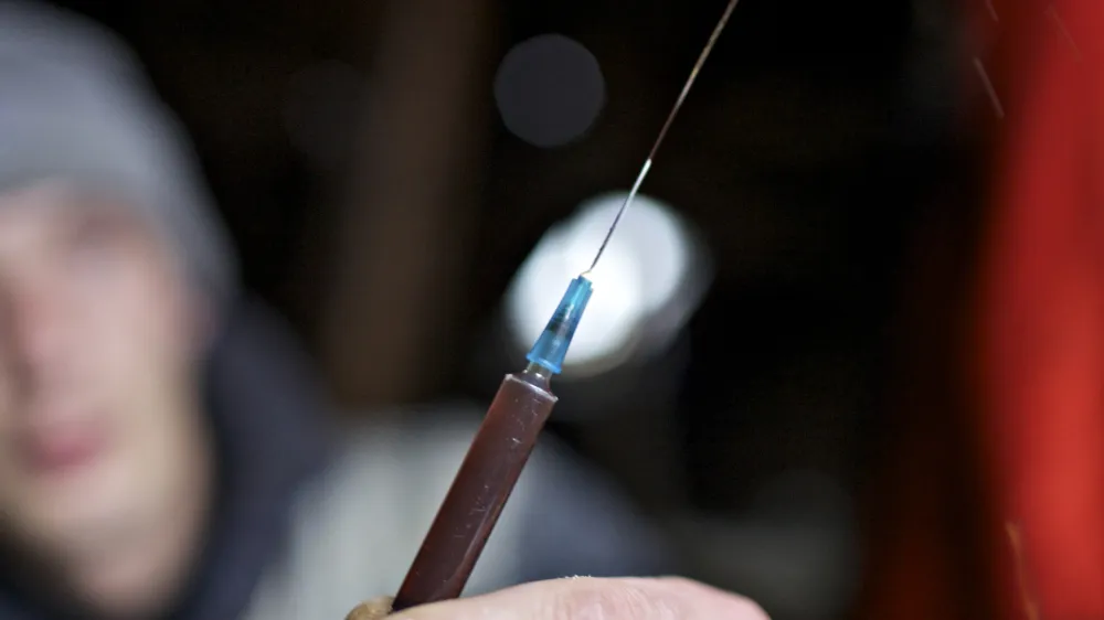 vbrizaganje heroina - injekcijska igla- narkomanija - heroinska zasvojenost v Ljubljani - odvisniki, droge - mamila - heroin//FOTO: Jaka AdamičOPOMBA: ZA OBJAVO V PRILOGI &ndash; DNEVNIKOV OBJEKTIV - REPORTAŽA