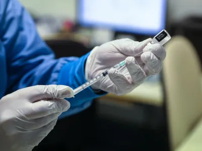 cepivo Pfizer BioNTceh- 27.12.2020 - prvi dan cepljenja proti koronavirusu v Sloveniji - Epidemija koronavirus COVID-19 v Sloveniji - dom upokojencev Fuine//FOTO: Luka Cjuha.