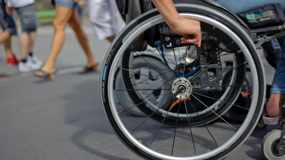 - ilustrativna fotografijainvalidi, paraplegiki, invalidnost, invalidski voziček      //FOTO: 