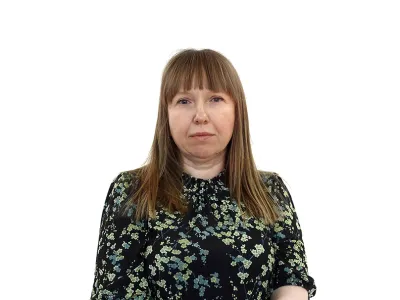 Nina KnavsZA ONLINE - Redakcija Dnevnik 2024 - portreti za komentarje in kolumne - kolumnisti - komentatorji &ndash; novinarji - portret //FOTO: Luka Cjuha