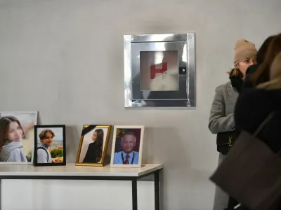 Star&scaron;i na osnovni &scaron;oli maja lani pobitih otrok prihajajo na sodi&scaron;če oboroženi s fotografijami svojih otrok &ndash; Mare, Bojane, Angeline, Adriane, Eme, Katarine, Sofije in Andrije. Poleg njih je Kosta K. ustrelil &scaron;e varnostnika Dragana.