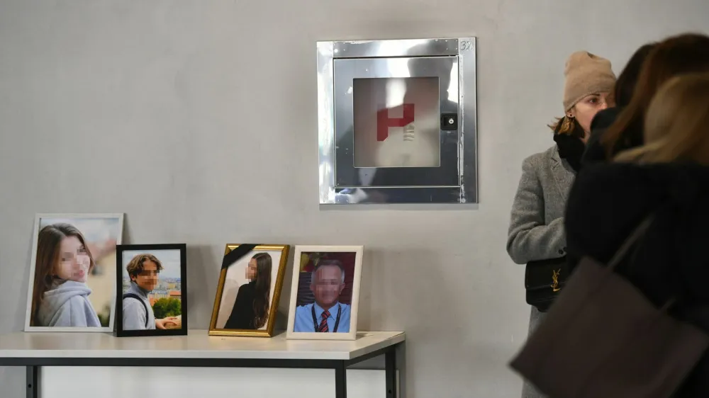 Star&scaron;i na osnovni &scaron;oli maja lani pobitih otrok prihajajo na sodi&scaron;če oboroženi s fotografijami svojih otrok &ndash; Mare, Bojane, Angeline, Adriane, Eme, Katarine, Sofije in Andrije. Poleg njih je Kosta K. ustrelil &scaron;e varnostnika Dragana.