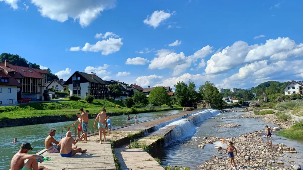 Kljub povi&scaron;anemu &scaron;tevilu bakterij v Poljanski Sori je bilo minulo soboto na kopali&scaron;ču Pu&scaron;tal zelo živahno.&nbsp;