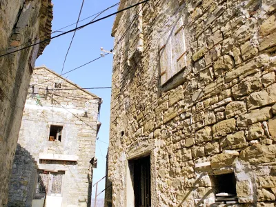 Sprememba zakona o dedovanju naj bi prispevala k pohitritvi zapu&scaron;činski postopkov v primeru starih nepremičnin z neznanimi dediči, ki so pokojni ali v tujini, nepremičnine pa zato prazne in propadajoče. Fotografija je simbolična.