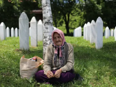 - Srebrenica - vojska bosanskih Srbov je leta 1992 umorila več kot 8000 Bo&scaron;njakov.- Spominski center Potočari posvečen žrtvam pokola v Srebrenici leta 1992 - - 08.06.2021 &ndash; Bosna in Hercegovina (BIH) &ndash; Srebrenica - reportaža ob obsodbi na dosmrtno zaporno kazen nekdanjega voja&scaron;kega poveljnika bosanskih Srbov Ratka Mladića v Haagu 08.06.2021 obsojenega genocida ter zločinov proti človečnosti in vojnih zločinov med vojno v BiH med letoma 1992 in 1995.    //FOTO: Bojan Velikonja
