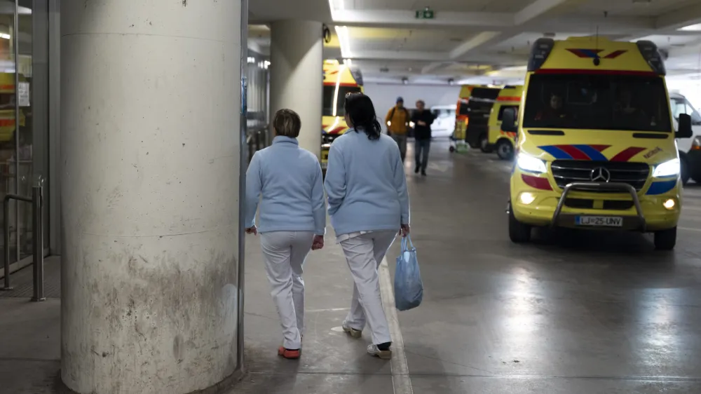 V UKC Ljubljana, kjer ta čas oskrbo zagotavljajo nemoteno, opažajo dodatna zdravljenja na urgenci. Na nekaterih manj&scaron;ih oddelkih regijskih bolni&scaron;nic je težav medtem zaradi majhnih ekip bistveno več.

&nbsp;