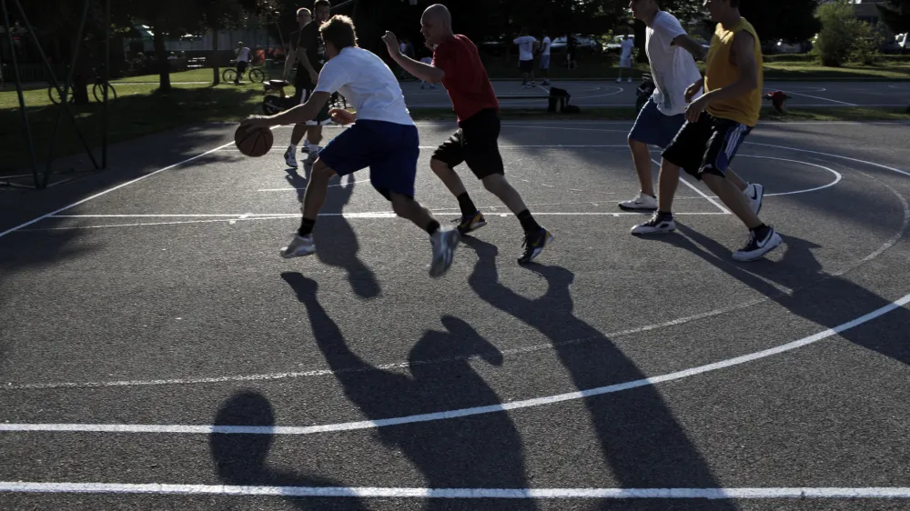 Savsko naselje - - ulična ko&scaron;arka - ko&scaron;arkarsko - ko&scaron;arka&scaron;ko igri&scaron;če - ko&scaron; - ///FOTO: Luka Cjuha OPOMBA: ZA OBJAVO V PRILOGI &ndash; DNEVNIKOV OBJEKTIV - REPORTAŽA 2013