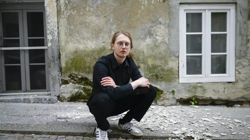 Jazz sem odkril po naključju, med prehodom iz osnovne v srednjo &scaron;olo. V tretjem letniku sem se pridružil Žigi in Petru Smrdelu in počasi je nastal trio Mind Tree. To je moj vstop v svet jazza.

&nbsp;

&nbsp;